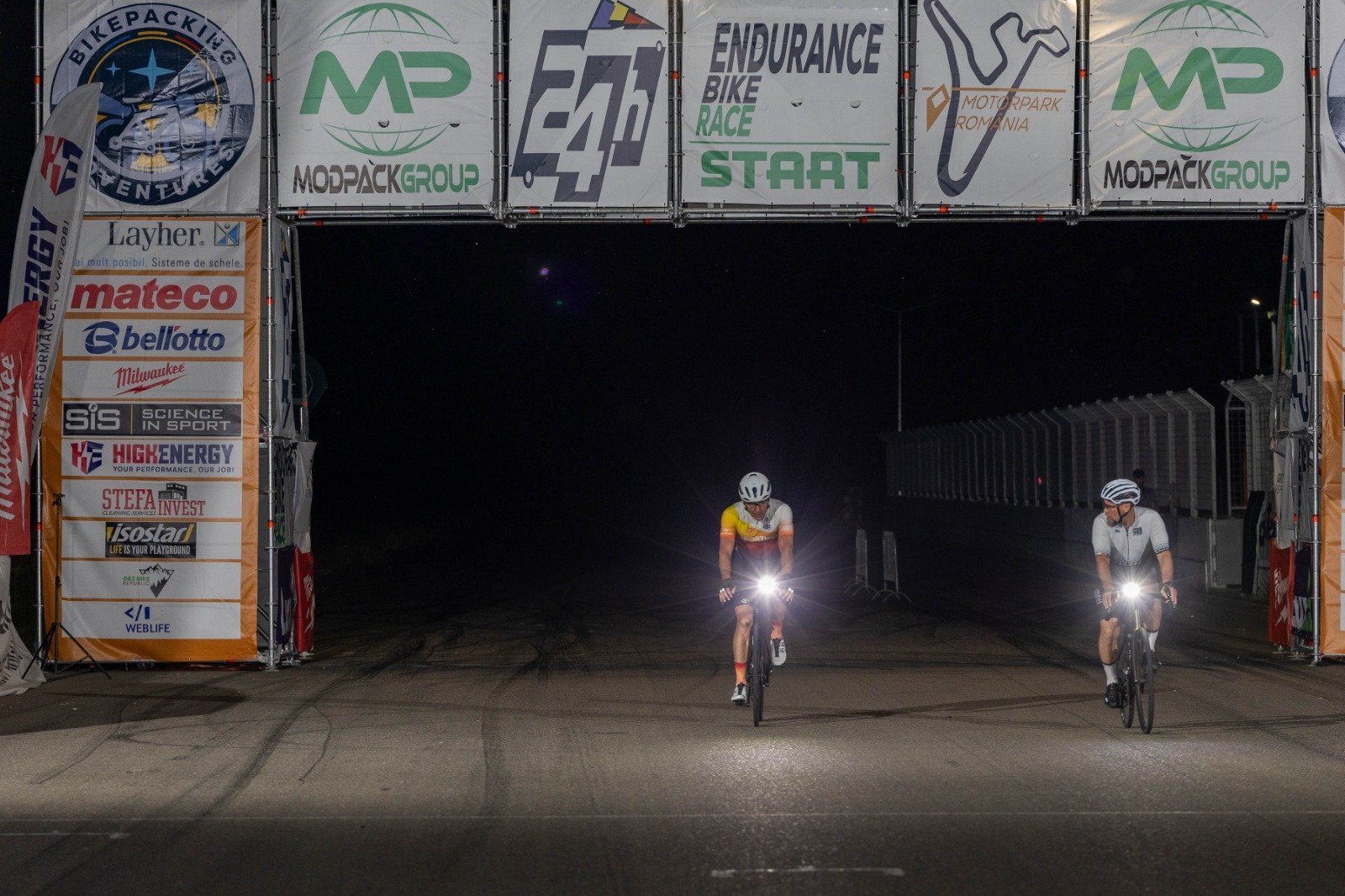 Ciclisti pe circuit in timpul noptii la 24h Endurance Bike Race 2026