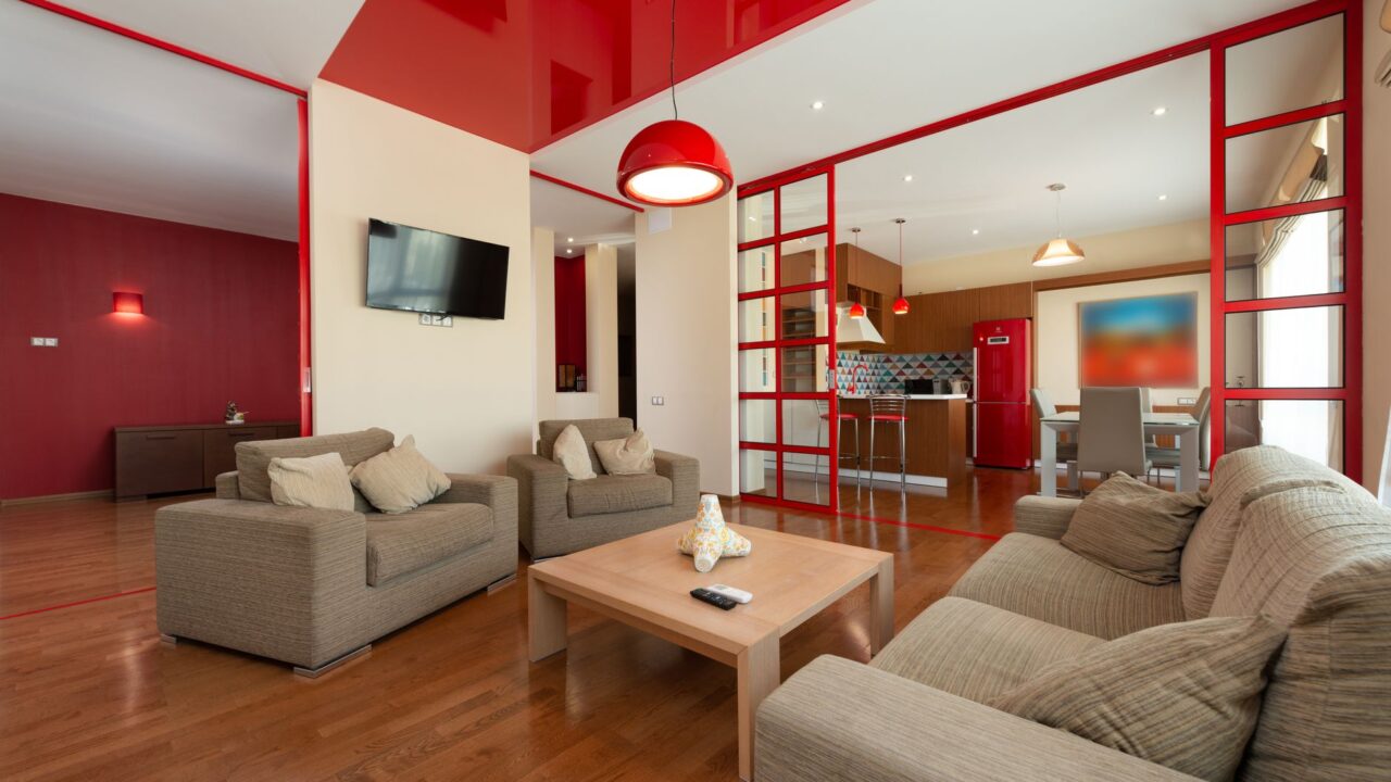 Iluminat pe straturi: cum scoți apartamentul din monotonia plafonierei unice