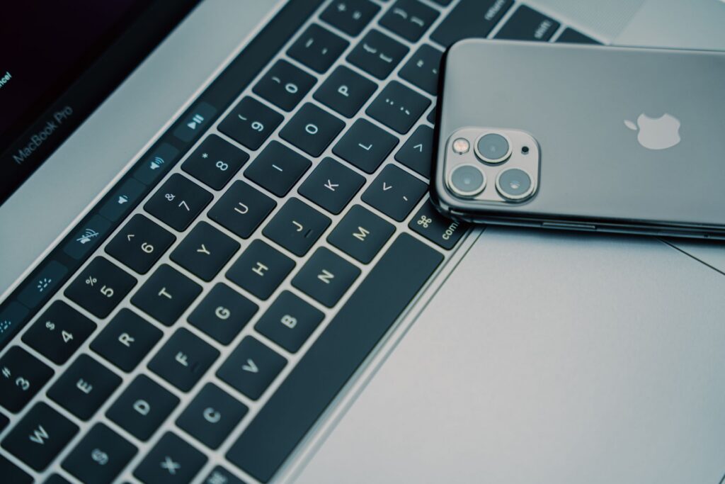 Lupă așezată pe o tastatură, simbol al verificării atente a unui site înainte de a-l folosi