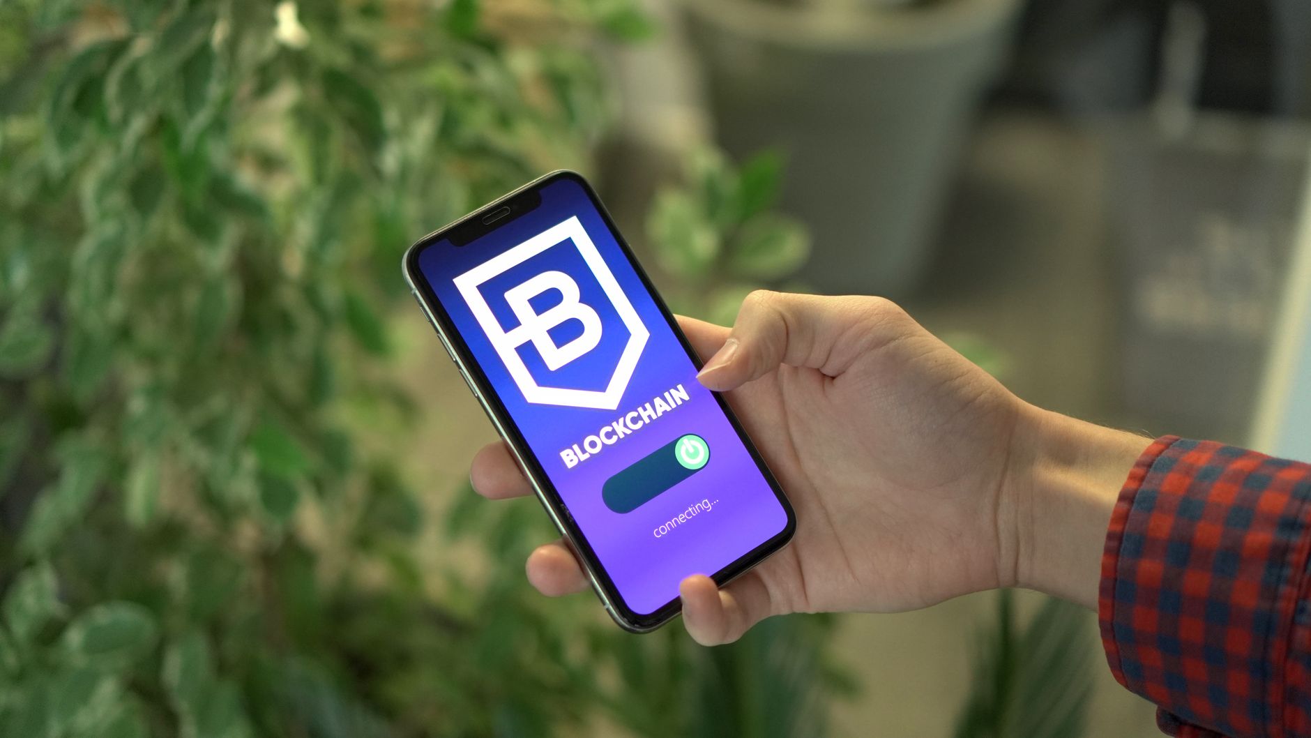Telefon pe un birou cu aplicația unui portofel cripto deschisă la ecranul de confirmare a unei tranzacții