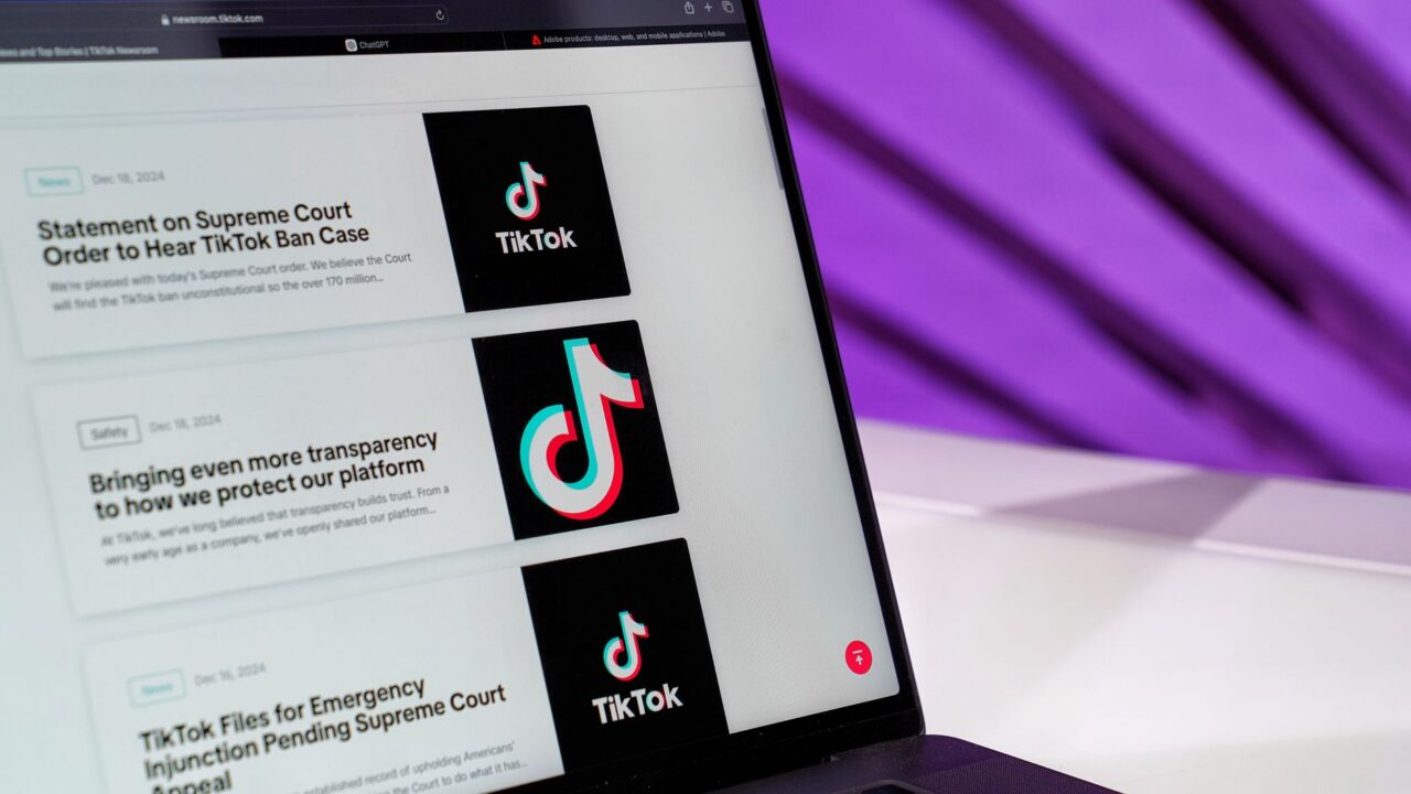 Ecran de laptop care afișează progresul unei actualizări de software, pe un birou de lucru