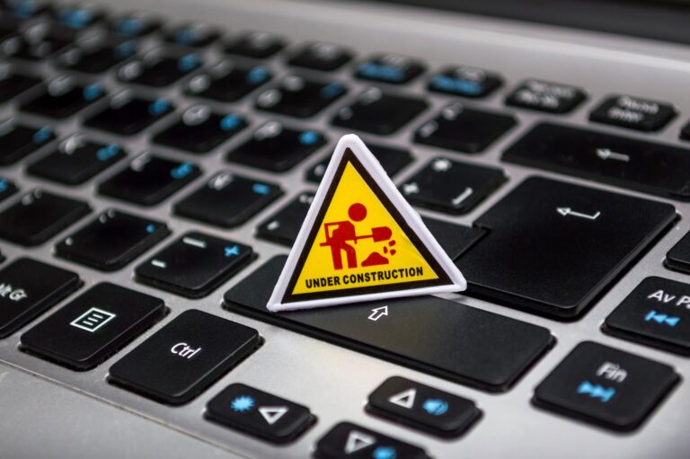 Ecran de laptop cu un semn de avertizare, simbol al prudenței față de ofertele cripto înșelătoare