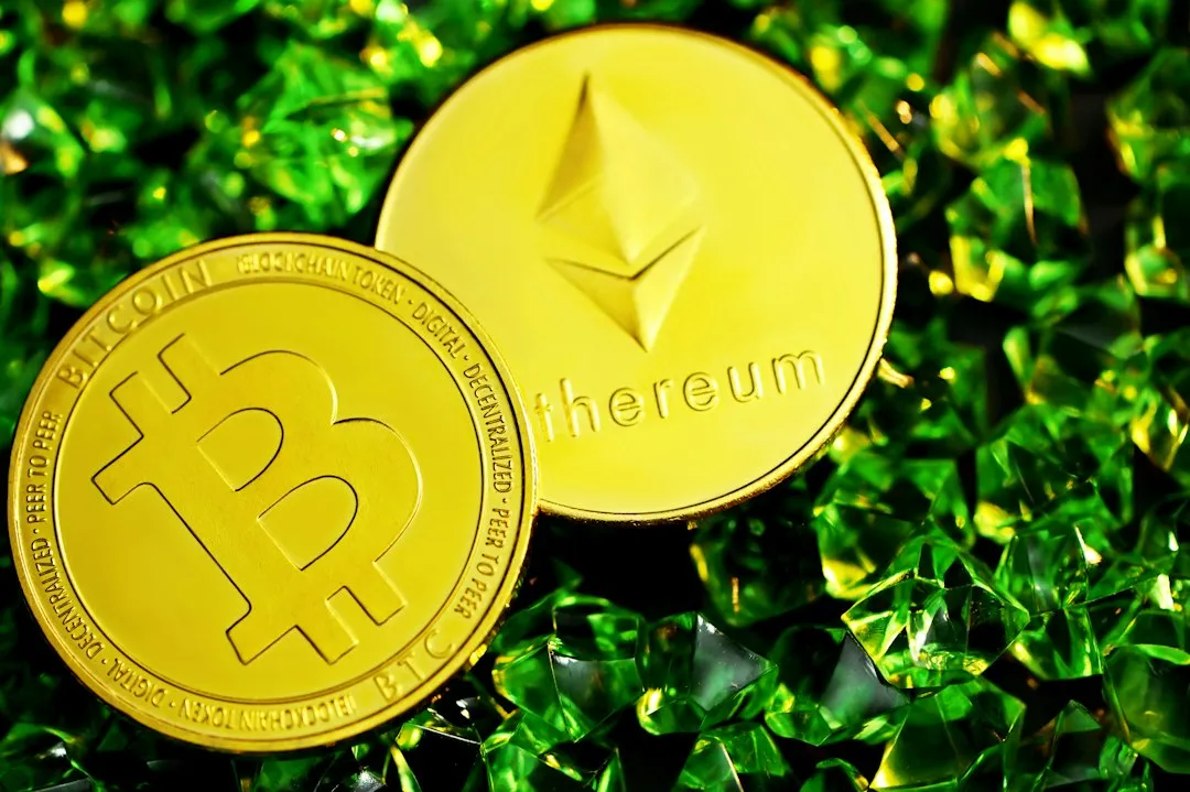 Photo Bitcoin vs Ethereum comparison infographic